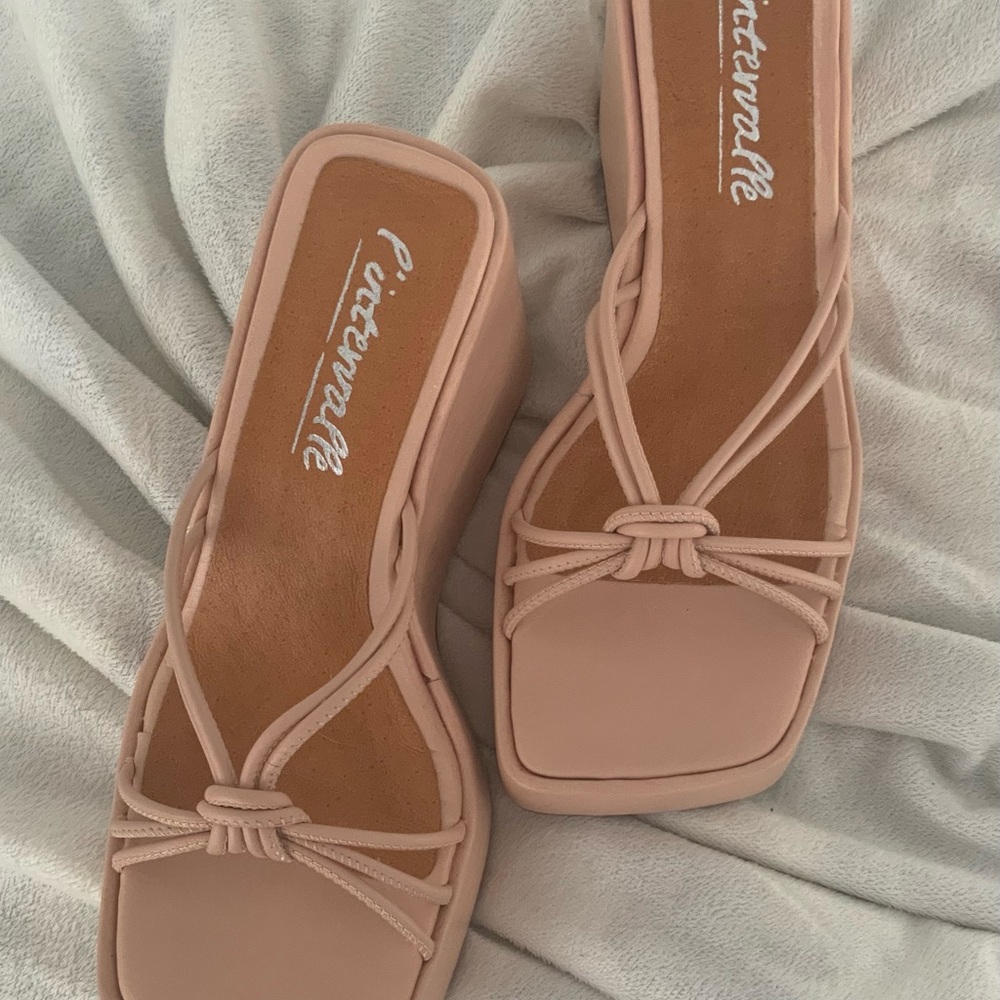 L'INTERVALLE Pink Wedge Shoes with Modern Design